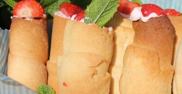 Tartelettes roulées aux fraises sur pâte croustillante