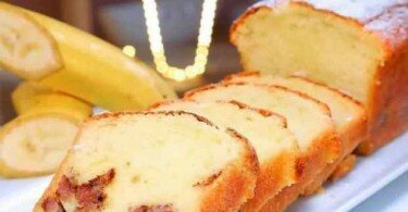 Cake à la banane et aux noix gâteau maison tranché
