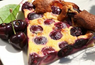 Clafoutis aux cerises sans oeufs dessert maison prêt à servir
