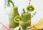 Cocktail de kiwi, banane et papaye dessert maison prêt à servir
