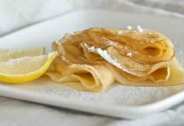 Crêpes au citron empilées et garnies