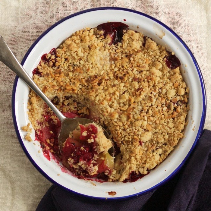 Crumble aux pommes caramélisées aux fruits et streusel doré