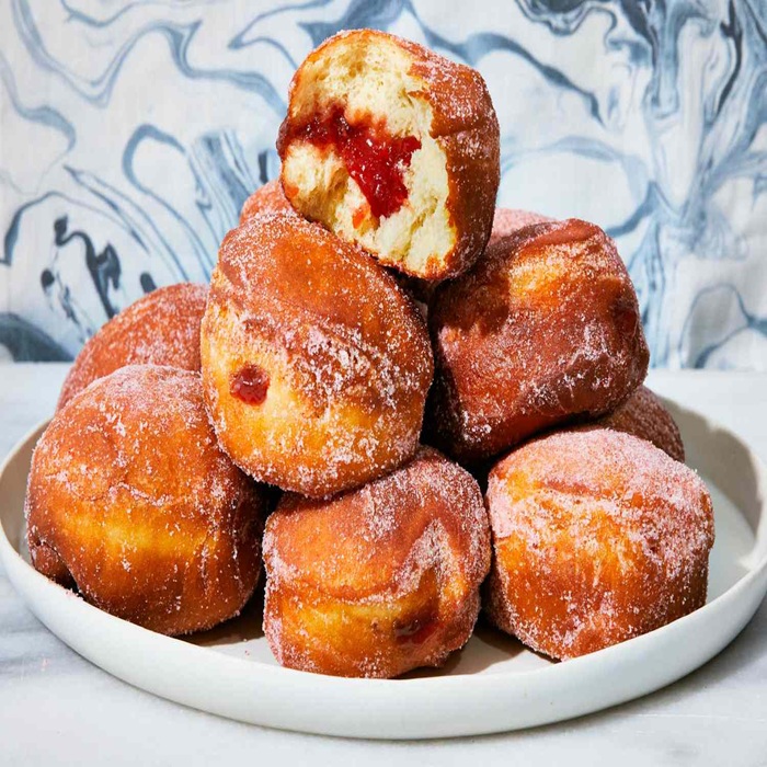 Donuts dorés et glacés sur assiette