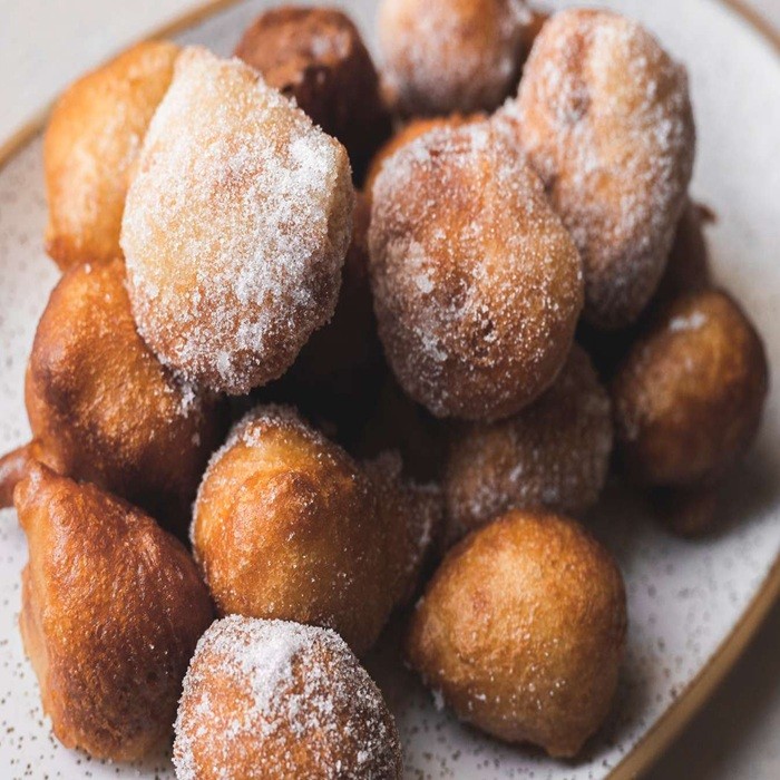 Beignet de carnaval fourré dorés et glacés