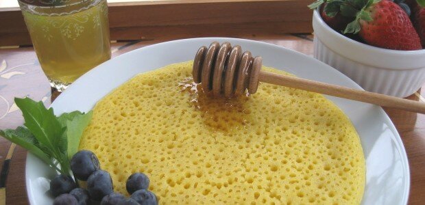 Crêpe mille trous (Baghrir) empilées et garnies