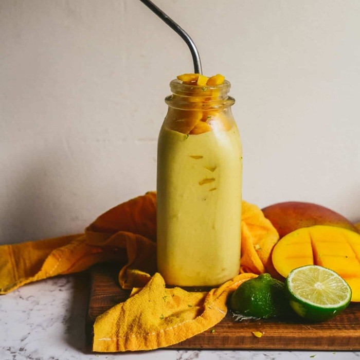 Smoothie aux fruits rouges bien frais servi en coupe