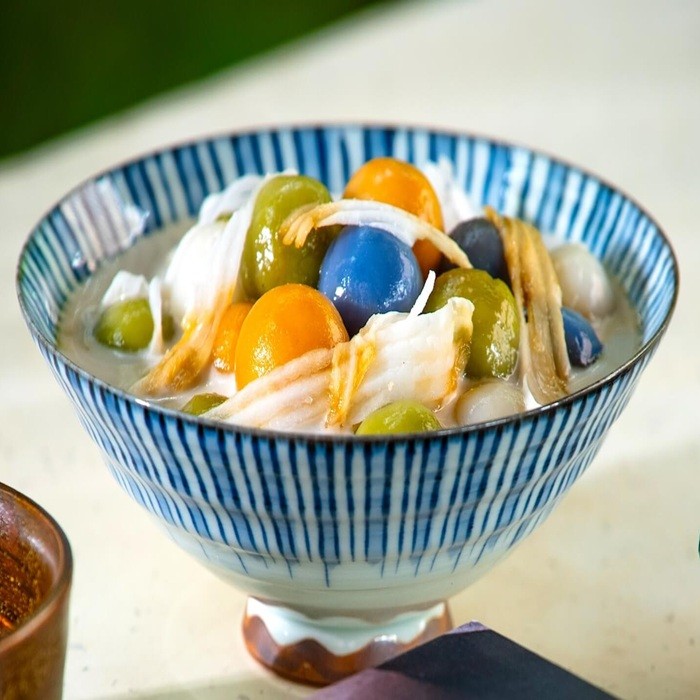 Vacherin glacé aux fruits rouges bien frais servi en coupe